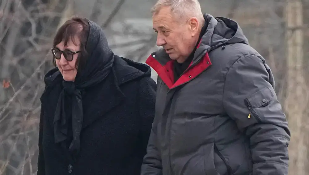 Anatoly Navalny, derecha, y Lyudmila Navalnaya, padres del líder de la oposición rusa Alexei Navalny, caminan hacia la Iglesia.
