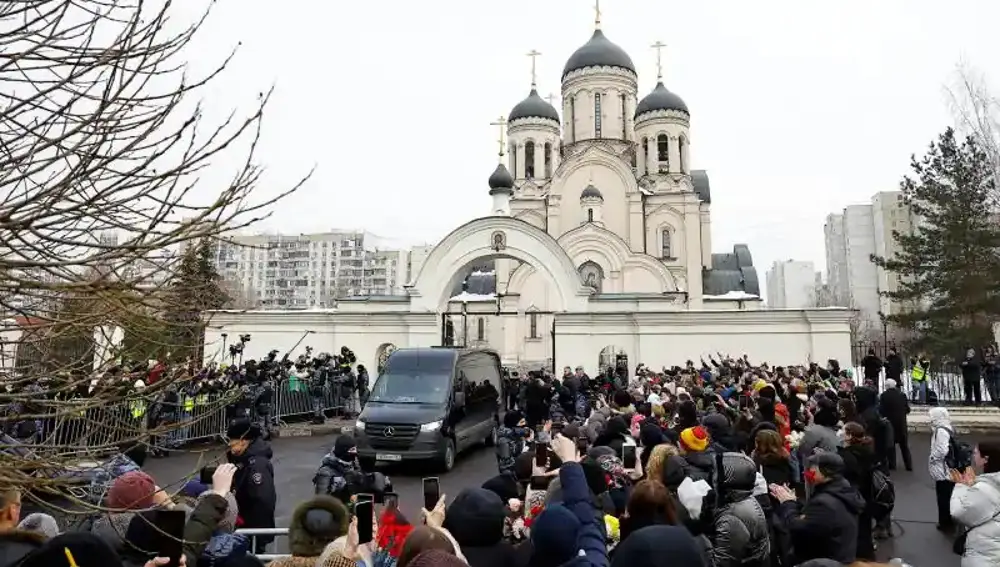 una multitud se congregó a las afueras de la iglesia donde se llevará adelante el servicio