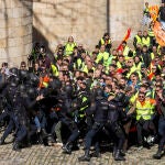 Lso agricultores intentan acceder al Palacio de la Aljafería de Zaragoza