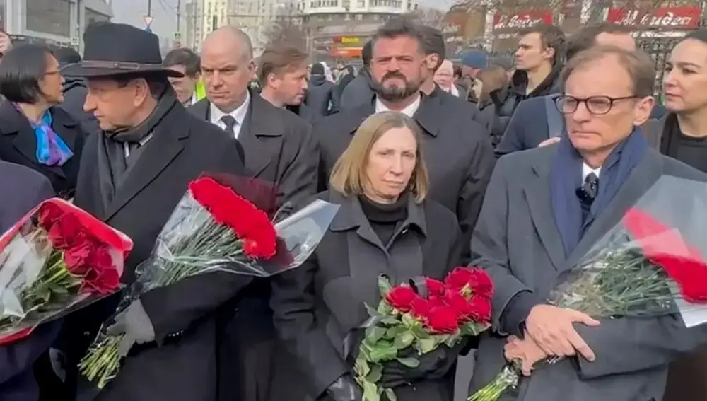 Diplomáticos extranjeros, incluido el embajador de Francia en Rusia, Pierre Levy, y la embajadora de Estados Unidos en Rusia, Lynne Tracy cerca de la iglesia en la que será el funeral