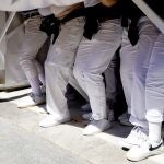 Costaleros bajo un paso de Semana Santa