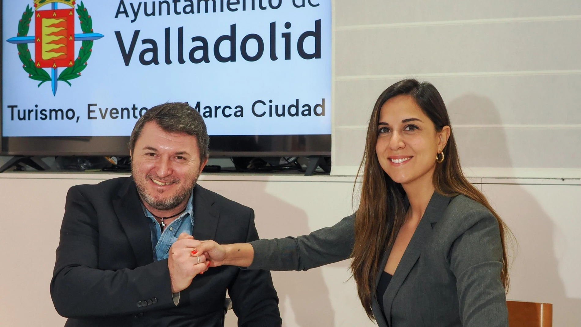 La concejala Blanca Jiménez y el presidente de IMPULSA IGUALDAD Castilla y León, Francisco Sardón, suscriben el convenio