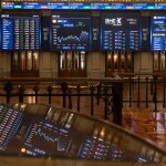 Economía/Bolsa.-El Ibex cede un 0,65% y defiende los 10.000 en la semana en la que han resurgido las dudas sobre Grifols
