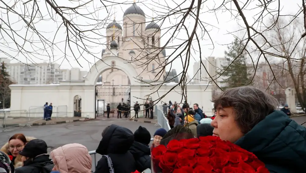 Varias horas antes del funeral y el entierro una multitud se congregó a las afueras de la iglesia donde se llevará adelante el servicio