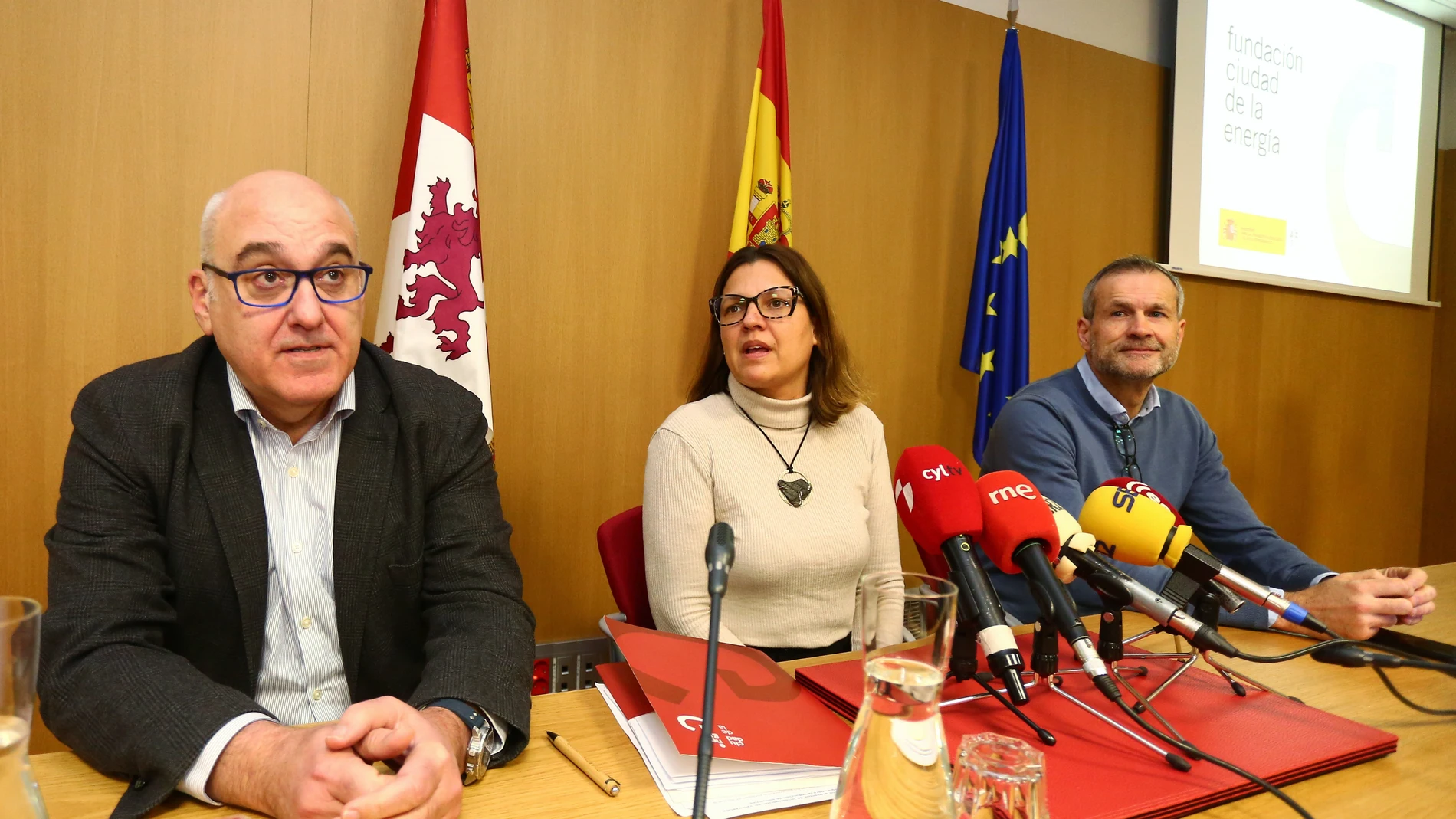La directora de la Fundación Ciudad de la Energía, Yasodhara López, junto al director de I+D+i, Javier Quiñones (I), y el director de Innovación del área de I+D+I, Alberto Gómez Barea (D), durante la presentación de los proyectos europeos