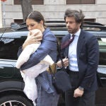 Isabelle Junot y Álvaro Falcó con su hija Philippa