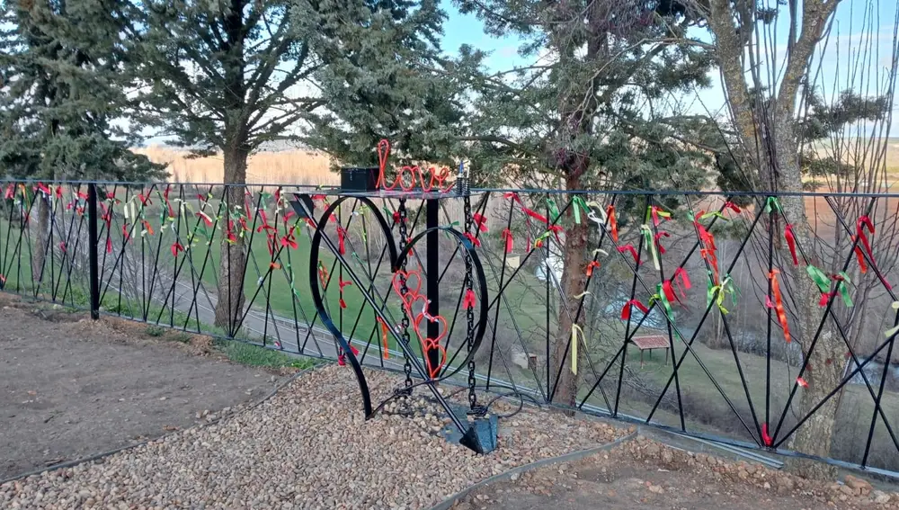 Barandilla de lazos del Paseo del Amor de Almanza (León)