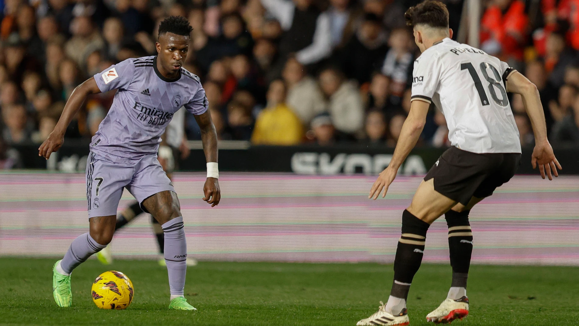 VALENCIA, 02/03/2024.- El delantero brasileño del Real Madrid Vinicius Jr. (i) ante el centrocampista del Valencia José Luis García Vayá (d) durante el encuentro correspondiente a la jornada 27 de Primera División que Valencia y Real Madrid disputan hoy sábado en el estadio de Mestalla, en Valencia. EFE / Kai Forsterling
