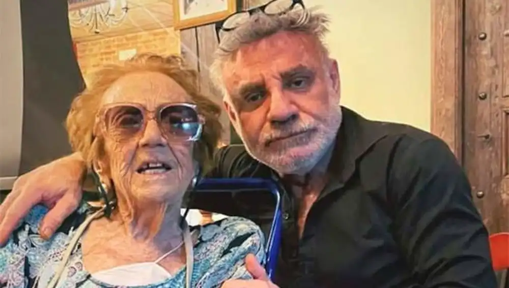 Joaquín Torres junto a su madre
