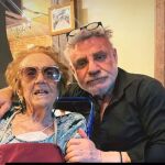 Joaquín Torres junto a su madre
