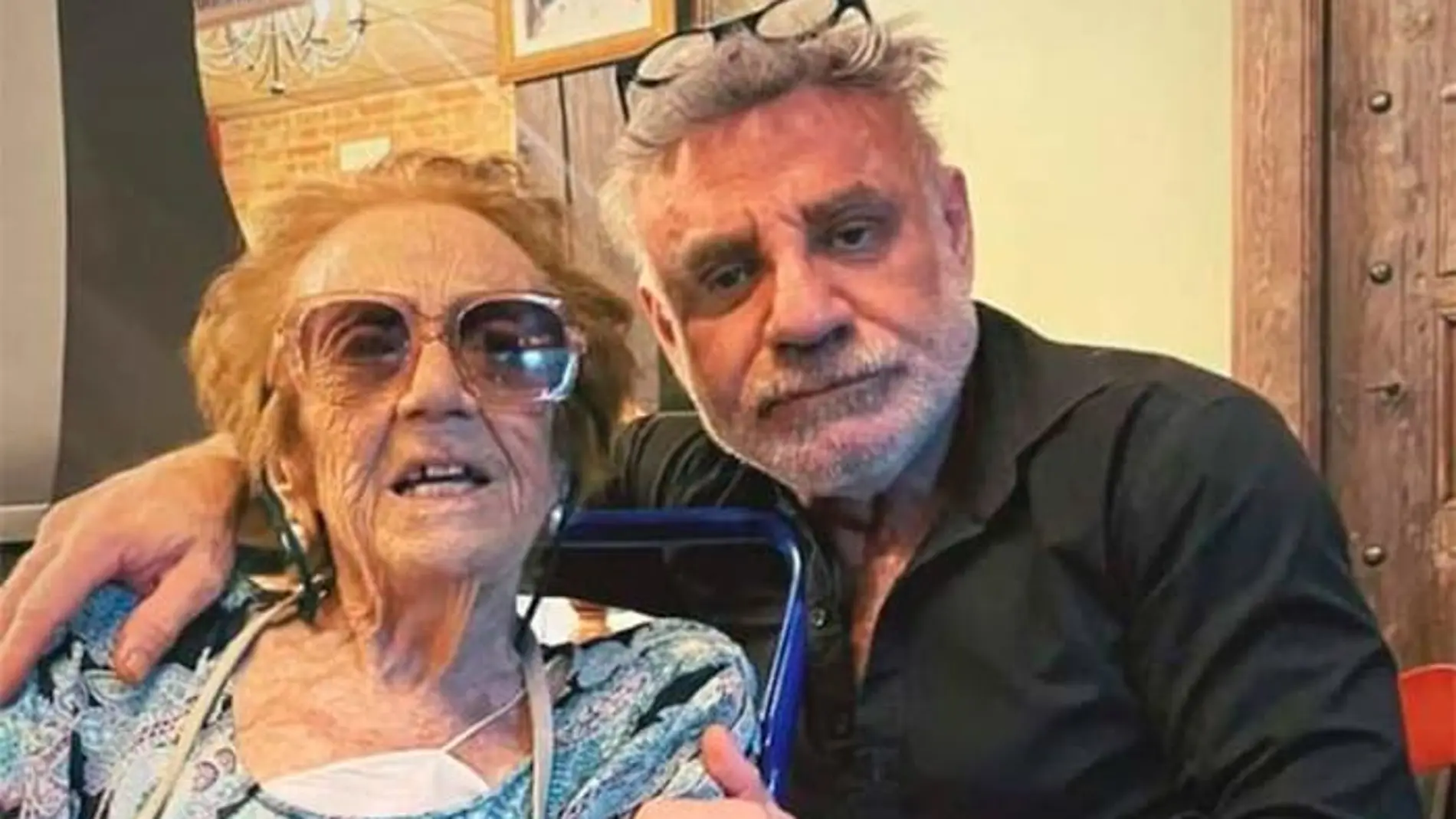 Joaquín Torres junto a su madre