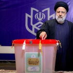 Irán.- El presidente de Irán revalida su escaño en la Asamblea de Expertos entre una baja participación