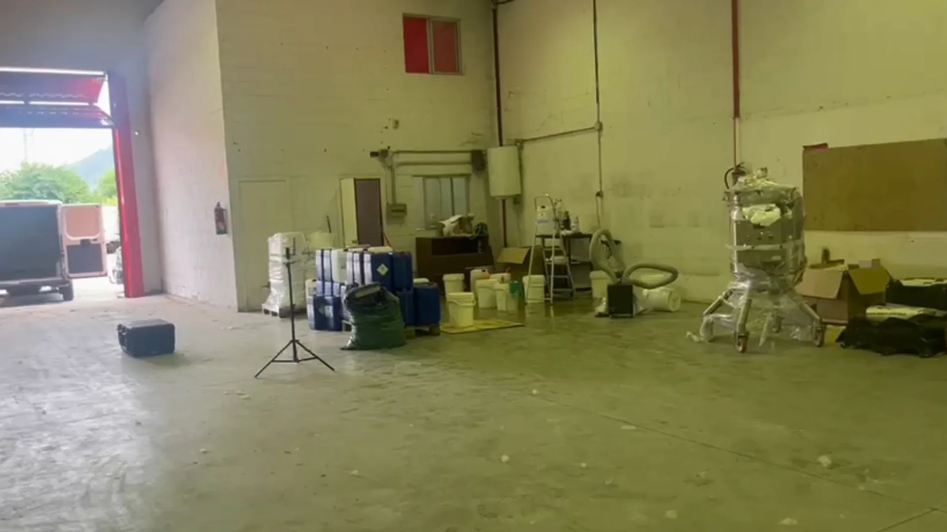 En el laboratorio los agentes encontraron productos químicos en bidones de hasta 1.000 litros