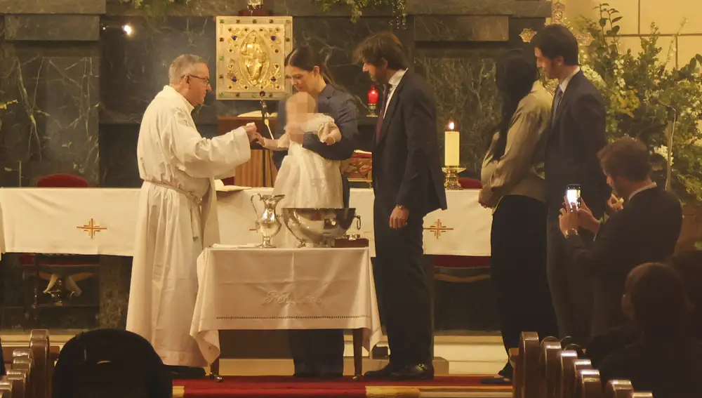 Momento del bautizo de la hija de Álvaro Falcó e Isabelle Junot