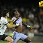 Fran Pérez y Vinicius luchan por una pelota
