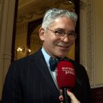 Boris Izaguirre se moja ante las fotografías de Genoveva Casanova