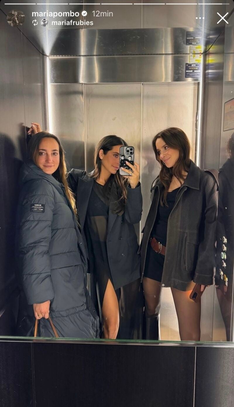 María Pombo con vestido corto en negro.