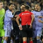 El tremendo enfado del Real Madrid contra Gil Manzano, el árbitro contra el Valencia