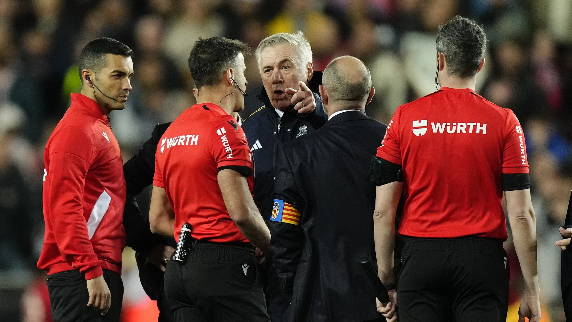 Ancelotti discute con Gil Manzano al final del partido de Mestalla
