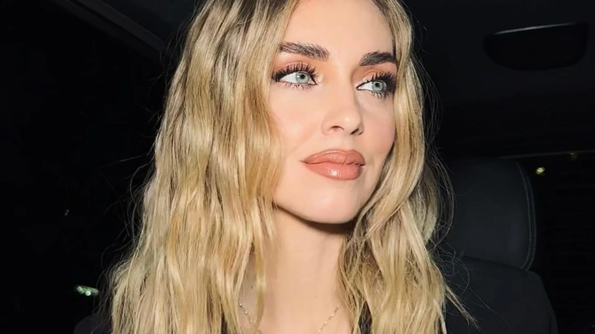 Chiara Ferragni con traje negro para su estrevista más esperada.