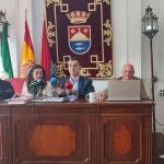 El alcalde de Barbate, Miguel Molina (AxSí), bajo el escudo de la localidad