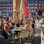 Ambiente de turistas disfrutando del sol y las terrazas de la Plaza Mayor de Madrdi en un fin de semana con buen tiempo después de una semana con fuertes lluvias y nieve en todo el pais. © Alberto R. Roldán / Diario La Razón. 21 01 2024