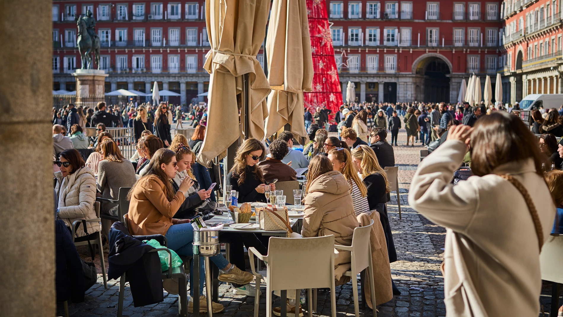 Ambiente de turistas disfrutando del sol y las terrazas de la Plaza Mayor de Madrdi en un fin de semana con buen tiempo después de una semana con fuertes lluvias y nieve en todo el pais. © Alberto R. Roldán / Diario La Razón. 21 01 2024