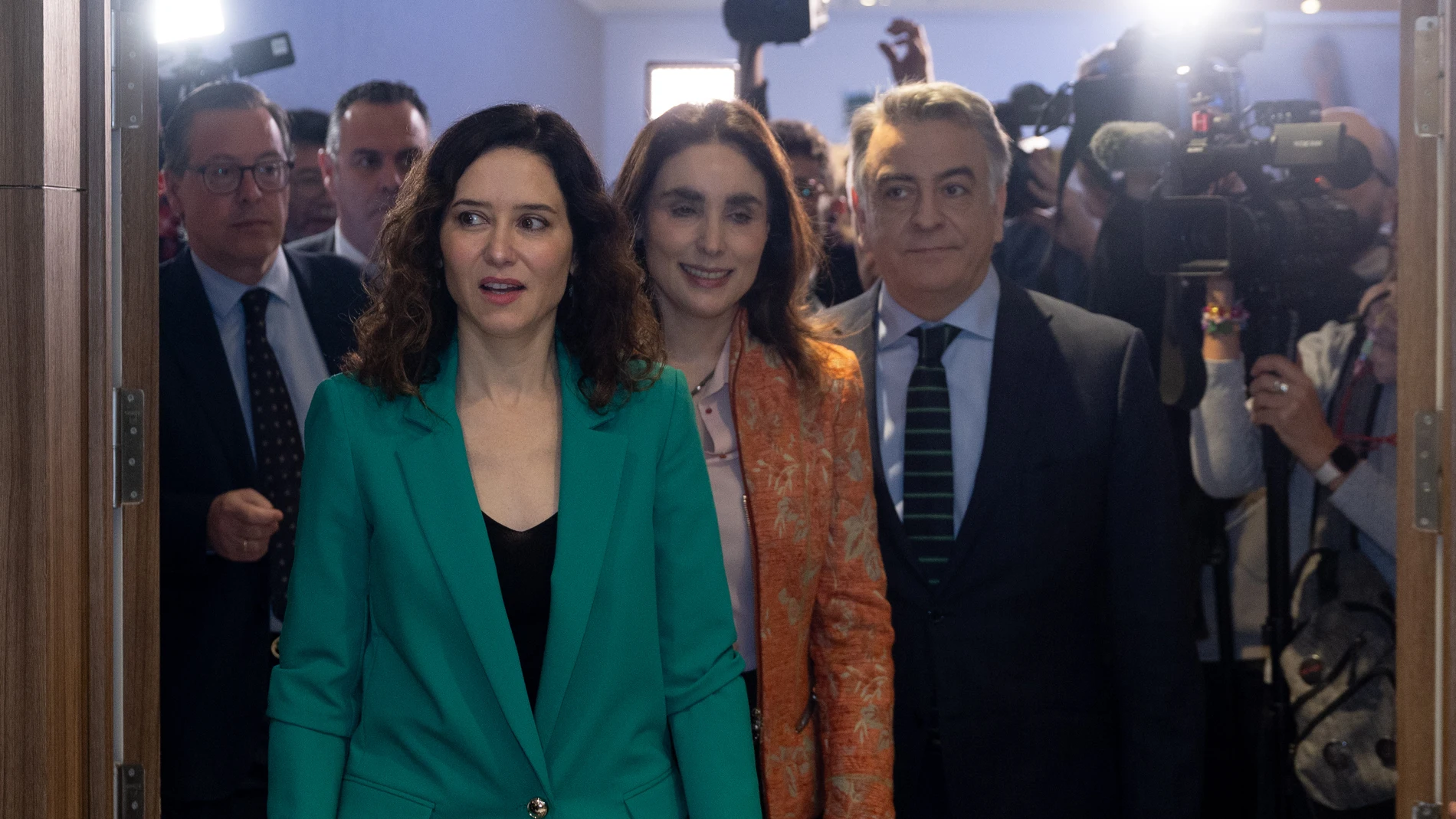 (I-D) La presidenta de la Comunidad de Madrid y del PP de Madrid, Isabel Díaz Ayuso; la vicepresidenta miembro de la Junta directiva del Club Siglo XXI, Paloma Segrelles, y el candidato del PP del País Vasco para las próximas elecciones autonómicas, Javier de Andrés, a su llegada a un desayuno informativo que organiza Club Siglo XXI, en el Hotel Eurobuilding, a 4 de marzo de 2024, en Madrid (España). Javier de Andrés es el candidato a Lehendakari del PP del País Vasco a las elecciones autonóm...