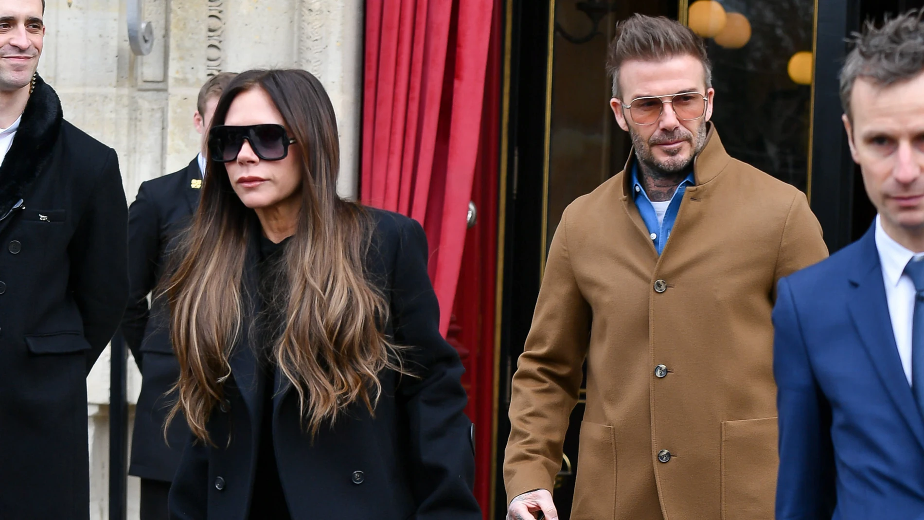 Victoria Beckham con muletas saliendo de su hotel en París.