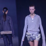 Desfile de Coperni con su nuevo bolso aire en París. 