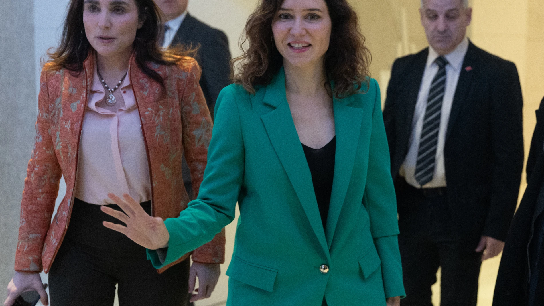 La Vicepresidenta y Miembro Junta directiva del Club Siglo XXI | Sostenibilidad & ESG, Paloma Segrelles (i), y la presidenta de la Comunidad de Madrid y del PP de Madrid, Isabel Díaz Ayuso (2d), a su llegada a la presentación del candidato del PP del País Vasco para las próximas elecciones autonómicas, durante un desayuno informativo que organiza Club Siglo XXI, en el Hotel Eurobuilding, a 4 de marzo de 2024, en Madrid (España). Javier de Andrés es el candidato a Lehendakari del PP del País V...