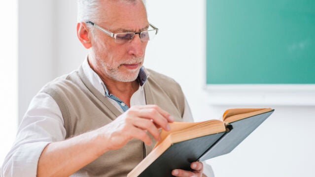 Hombre leyendo