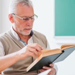 Hombre leyendo
