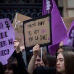 Centenares de mujeres con pancartas durante una manifestación el 8 de marzo de 2023 en Sevilla