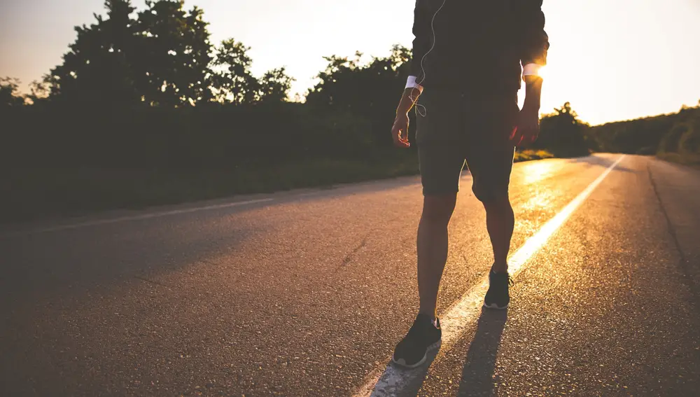 Caminar después de las comidas reduce los niveles de azúcar en sangre y mejora la salud cardiovascular, según un estudio