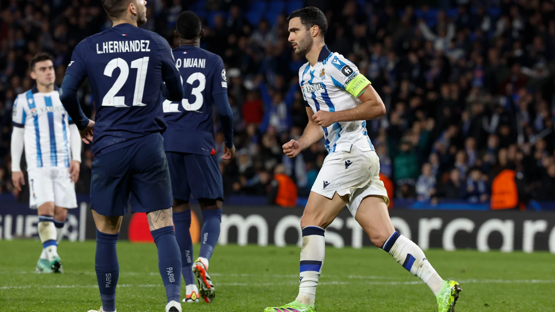 SAN SEBASTIÁN, 05/03/2024.- El centrocampista de la Real Sociedad Mikel Merino (d) tras marcar el 1-2 ante el PSG, durante el encuentro de vuelta de octavos de final de Liga de Campeones que Real Sociedad y París Saint-Germain disputan este martes en el estadio Reale Arena, en San Sebastián. EFE/Javier Etxezarreta