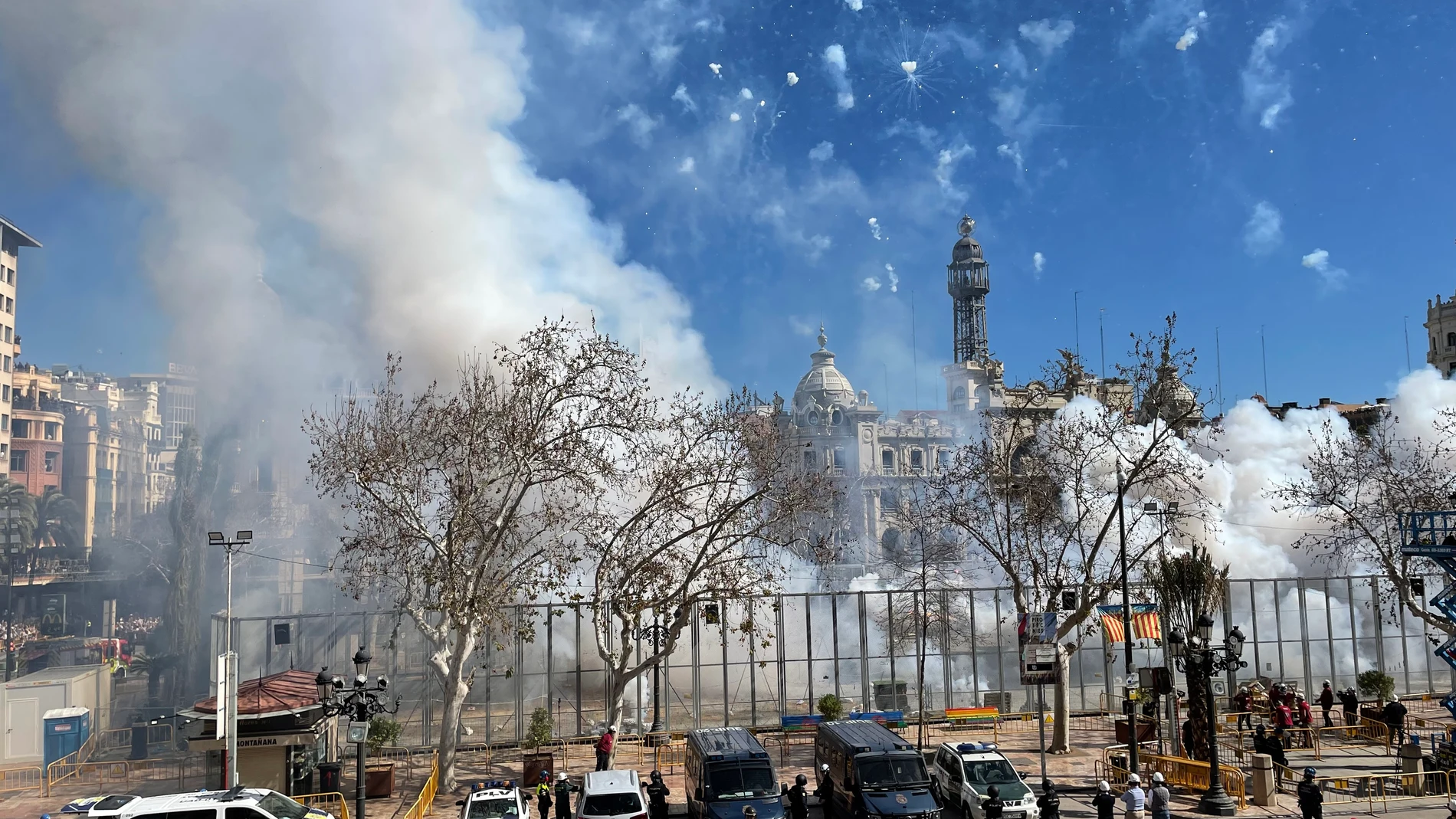 Imagen de la quinta 'mascletà' de las Fallas 2024 en València. El disparo ha sido ofrecido por Pirotecnia Dragón, de Villena (Alicante). AYUNTAMIENTO DE VALÈNCIA 05/03/2024