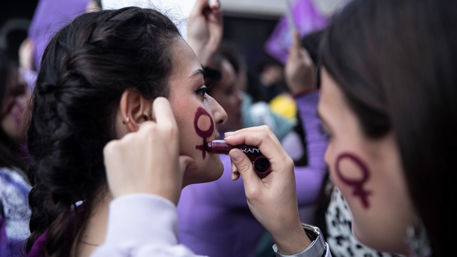 Dos mujeres con el símbolo femenino durante una manifestación convocada el año pasado.