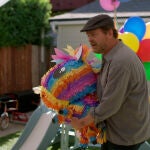 ¿Acompañarías a Rainn Wilson a buscar los lugares más felices del mundo?