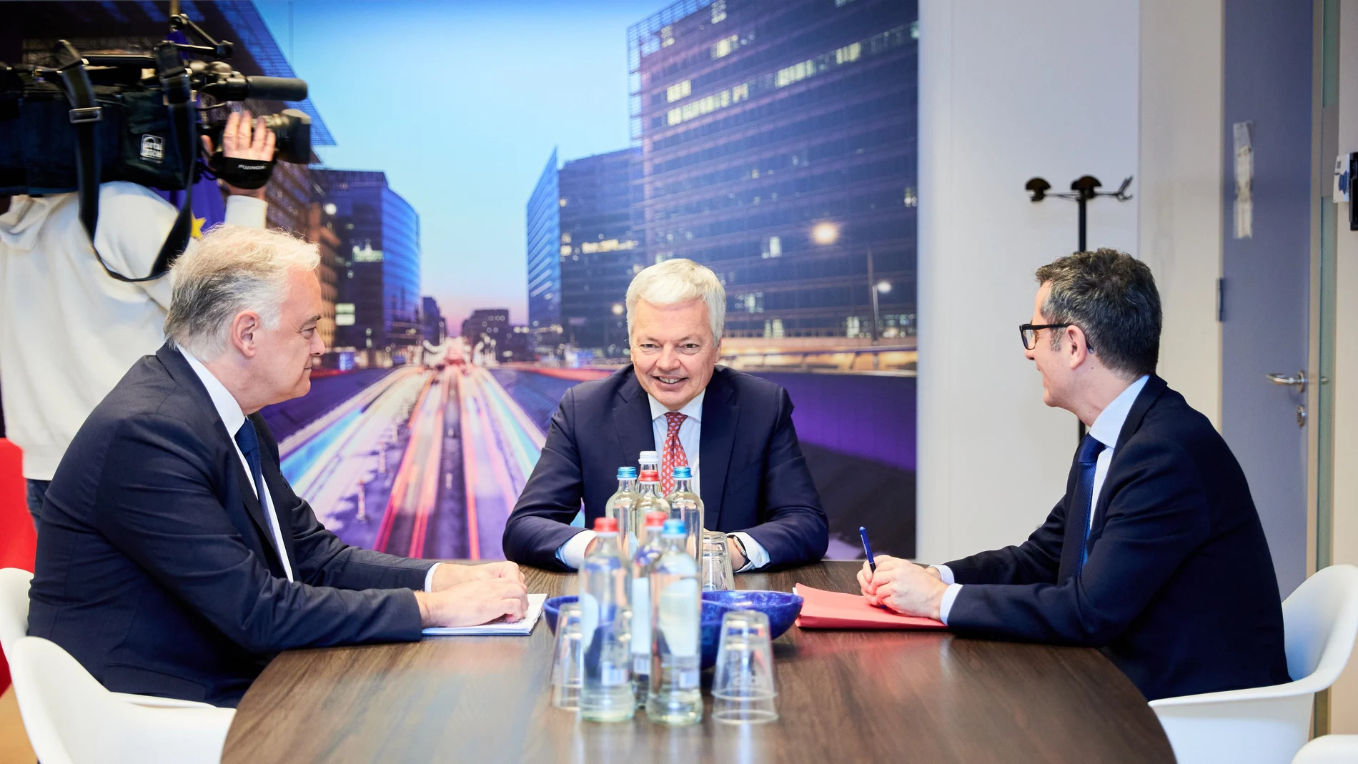 (I-D) El vicesecretario de Institucional del PP, Esteban González Pons; el comisario de Justicia de la Unión Europea, Didier Reynders, y el ministro de Presidencia, Justicia y Relaciones con las Cortes, Félix Bolaños, durante una reunión para desbloquear la renovación del Consejo General del Poder Judicial (CGPJ), en el Parlamento Europeo, a 19 de febrero de 2024, en Bruselas (Bélgica). Reynders ha citado por segunda vez a Bolaños y González Pons en una reunión para tratar de desbloquear la renovación del Consejo General del Poder Judicial (CGPJ), cuyo mandato caducó a finales de 2018. A pesar de la insistencia del Ejecutivo comunitario la reunión ha acabado sin tener acuerdo entre ambas partes. 19 FEBRERO 2024;CGPJ;JUSTICIA;TRIBUNAL;CONSEJO;GENERAL; Comisión Europea 19/02/2024