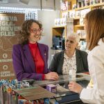La consellera Tània Verge, en una farmacia