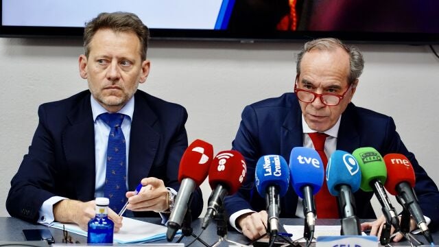 El presidente de la Fele, Juan María Vallejo, atiende a la prensa junto a Enrique Suárez