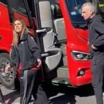 Misa Rodríguez contesta a los cánticos de unos aficionados