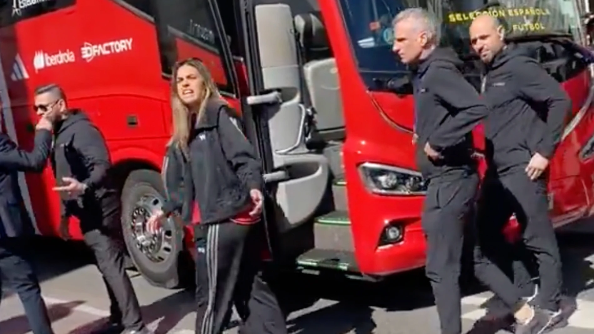 Misa Rodríguez contesta a los cánticos de unos aficionados