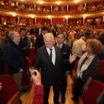 Manuel Benítez a la entrada a la gala, acompañado por José María Garzón
