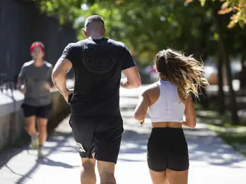 Gente corriendo y haciendo deporte en el Retiro. Gente corriendo y haciendo deporte en el Retiro.