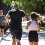 Gente corriendo y haciendo deporte en el Retiro. 
