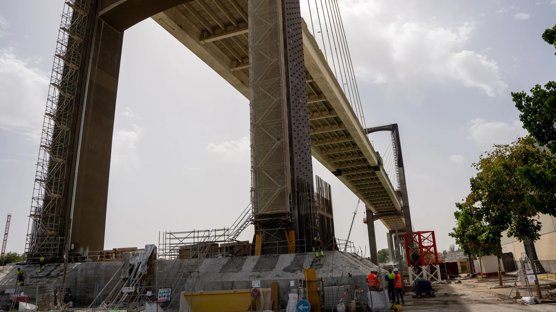 Obras en el puente del Centenario de Sevilla, centradas en la sustitución de los tirantes y en la ampliación del tablero en un carril más