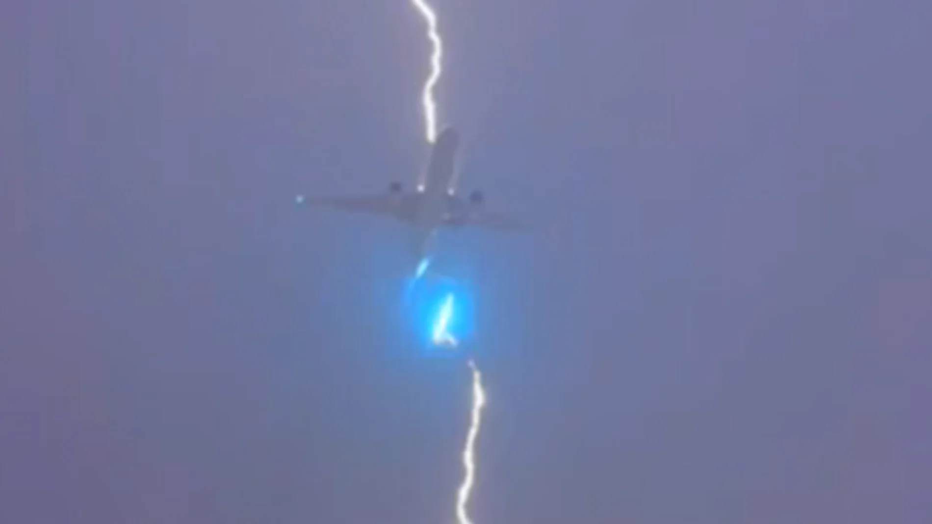 Momento en el que un avión Boeing recibe la fuerza de un rayo