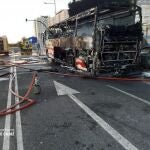 Autobús de la empresa Rico Bus calcinado por un fuego en Cádiz.CONSORCIO DE BOMBEROS 